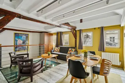 Coin salon dans l'établissement Authentic apartment - 1BR 6P - Centre de Paris