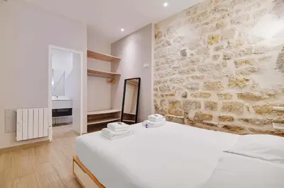 Un ou plusieurs lits dans un hébergement de l'établissement Wonderful apartment - 2BR 8P - Aligre