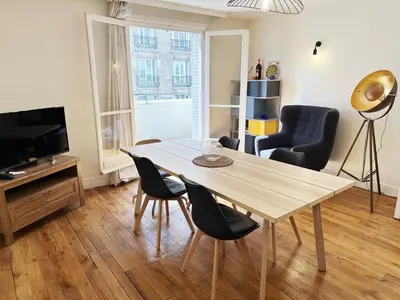 Télévision ou salle de divertissement dans l'établissement T2 with Stunning Balcony 55m2 Paris 17