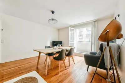 Télévision ou salle de divertissement dans l'établissement T2 with Stunning Balcony 55m2 Paris 17