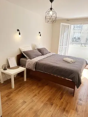 Un ou plusieurs lits dans un hébergement de l'établissement T2 with Stunning Balcony 55m2 Paris 17