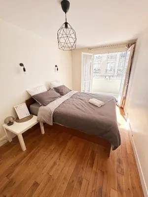Un ou plusieurs lits dans un hébergement de l'établissement T2 with Stunning Balcony 55m2 Paris 17