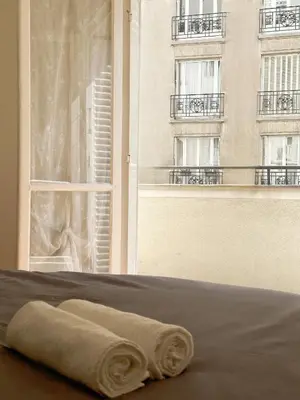 Un ou plusieurs lits dans un hébergement de l'établissement T2 with Stunning Balcony 55m2 Paris 17