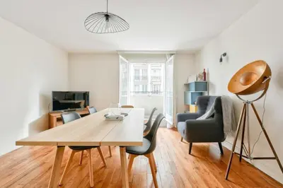 Télévision ou salle de divertissement dans l'établissement T2 with Stunning Balcony 55m2 Paris 17