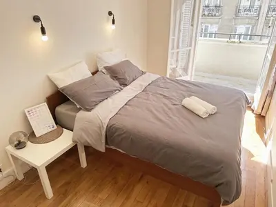 Un ou plusieurs lits dans un hébergement de l'établissement T2 with Stunning Balcony 55m2 Paris 17