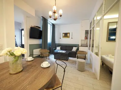Télévision ou salle de divertissement dans l'établissement Saint Germain Elegant ChicSuites