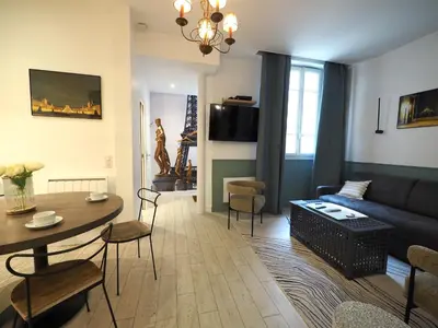 Télévision ou salle de divertissement dans l'établissement Saint Germain Elegant ChicSuites