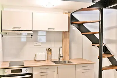 Cuisine ou kitchenette dans l'établissement Maisonette 5 minutes from Paris - Levallois - II