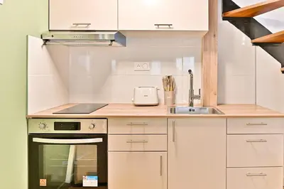 Cuisine ou kitchenette dans l'établissement Maisonette 5 minutes from Paris - Levallois - II