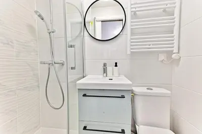 Salle de bains dans l'établissement Maisonette 5 minutes from Paris - Levallois - II