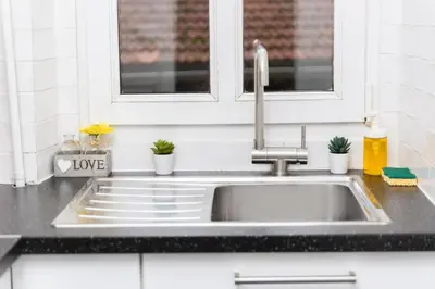 Cuisine ou kitchenette dans l'établissement Parking gratuit - Central et cosy - 2 min Paris