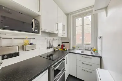 Cuisine ou kitchenette dans l'établissement Parking gratuit - Central et cosy - 2 min Paris