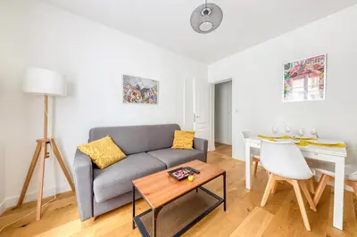 Coin salon dans l'établissement Parking gratuit - Central et cosy - 2 min Paris