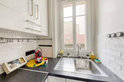 Cuisine ou kitchenette dans l'établissement Parking gratuit - Central et cosy - 2 min Paris