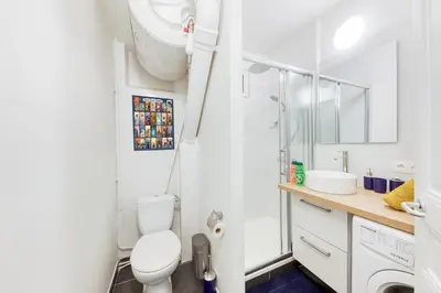 Salle de bains dans l'établissement Parking gratuit - Central et cosy - 2 min Paris