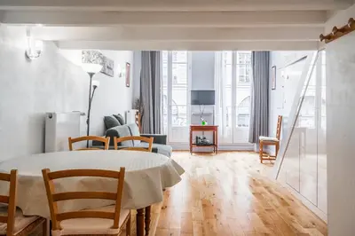 Coin salon dans l'établissement Paris Center Loft