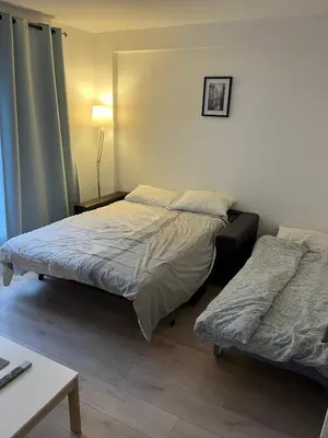Un ou plusieurs lits dans un hébergement de l'établissement Studio moderne à paris