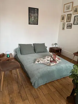 Coin salon dans l'établissement Grande chambre futon - Petit Déjeuner - Porte de Versailles