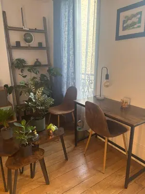 Coin salon dans l'établissement Grande chambre futon - Petit Déjeuner - Porte de Versailles