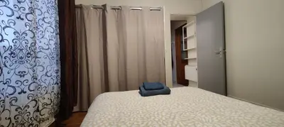 Un ou plusieurs lits dans un hébergement de l'établissement Cozy 1 Bedroom Apartment Easy Access to Paris and Expo