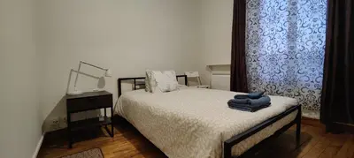 Un ou plusieurs lits dans un hébergement de l'établissement Cozy 1 Bedroom Apartment Easy Access to Paris and Expo