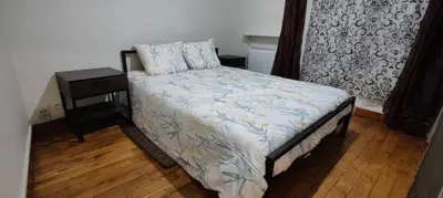 Un ou plusieurs lits dans un hébergement de l'établissement Cozy 1 Bedroom Apartment Easy Access to Paris and Expo