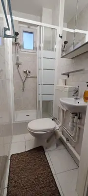 Salle de bains dans l'établissement Cozy 1 Bedroom Apartment Easy Access to Paris and Expo