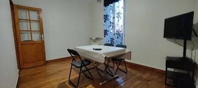 Télévision ou salle de divertissement dans l'établissement Cozy 1 Bedroom Apartment Easy Access to Paris and Expo