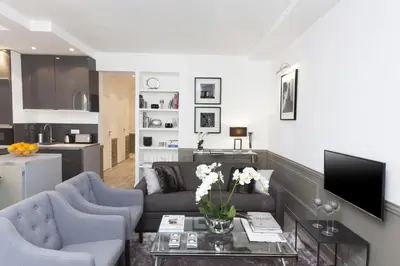 Cuisine ou kitchenette dans l'établissement LivinParis - Luxury 3 Bedrooms Grands-Boulevards I