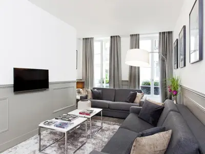 Télévision ou salle de divertissement dans l'établissement LivinParis - Luxury 3 Bedrooms Grands-Boulevards I