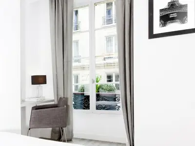 Télévision ou salle de divertissement dans l'établissement LivinParis - Luxury 3 Bedrooms Grands-Boulevards I
