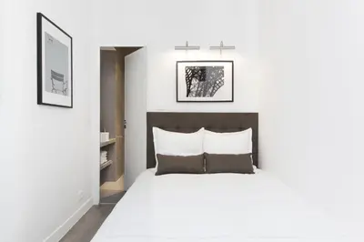 Un ou plusieurs lits dans un hébergement de l'établissement LivinParis - Luxury 3 Bedrooms Grands-Boulevards I