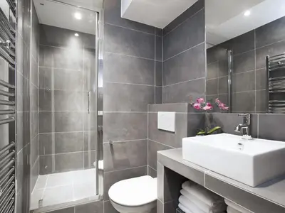 Salle de bains dans l'établissement LivinParis - Luxury 3 Bedrooms Grands-Boulevards I