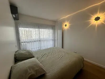 Un ou plusieurs lits dans un hébergement de l'établissement appartement spacieux