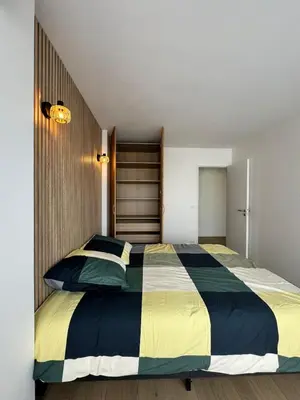 Un ou plusieurs lits dans un hébergement de l'établissement appartement spacieux