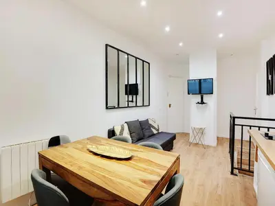 Télévision ou salle de divertissement dans l'établissement Beautiful Apartment - 6P-Auteuil Saint Cloud