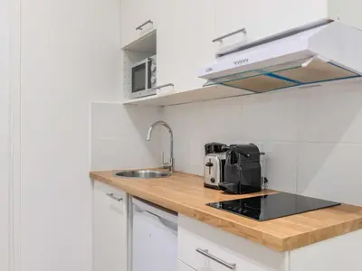 Cuisine ou kitchenette dans l'établissement Cosy apartment - 1BR 4P - Passy Tour Eiffel