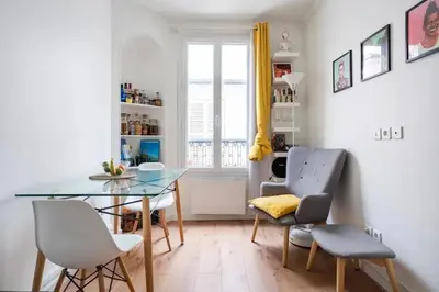 Coin salon dans l'établissement Nice and cozy parisian apartment