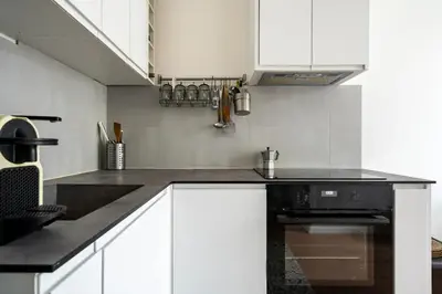 Cuisine ou kitchenette dans l'établissement Nice and cozy parisian apartment