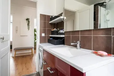 Salle de bains dans l'établissement Nice and cozy parisian apartment
