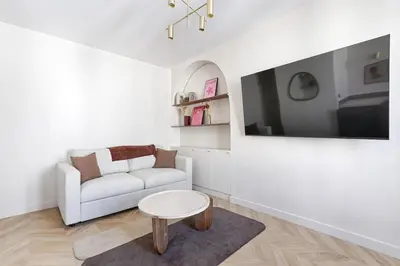 Télévision ou salle de divertissement dans l'établissement Studio d'architecte Bellot Buttes Chaumont