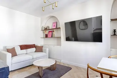 Télévision ou salle de divertissement dans l'établissement Studio d'architecte Bellot Buttes Chaumont