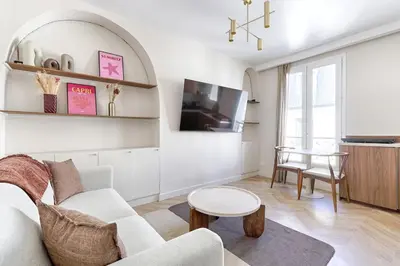 Télévision ou salle de divertissement dans l'établissement Studio d'architecte Bellot Buttes Chaumont