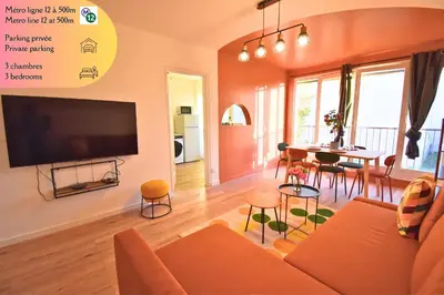 Télévision ou salle de divertissement dans l'établissement Aur'Coloré Paris