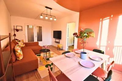 Télévision ou salle de divertissement dans l'établissement Aur'Coloré Paris