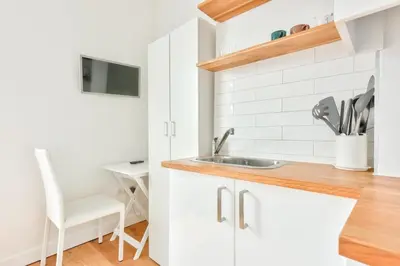 Cuisine ou kitchenette dans l'établissement Studio with a panoramic view of the Eiffel Tower