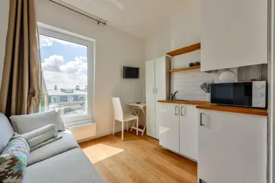 Cuisine ou kitchenette dans l'établissement Studio with a panoramic view of the Eiffel Tower