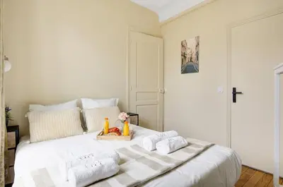 Un ou plusieurs lits dans un hébergement de l'établissement La Plume Suite A Haven of Peace in Montorgueil