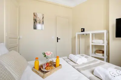 Un ou plusieurs lits dans un hébergement de l'établissement La Plume Suite A Haven of Peace in Montorgueil