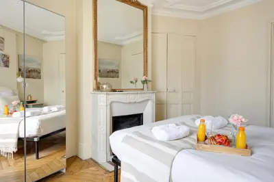 Un ou plusieurs lits dans un hébergement de l'établissement La Plume Suite A Haven of Peace in Montorgueil